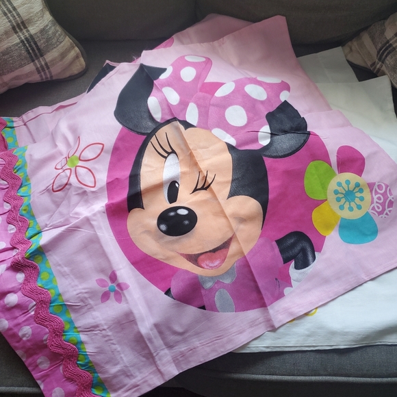 Full size sheet set, Minnie Mouse with 4 pillow cases - Picture 1 of 4